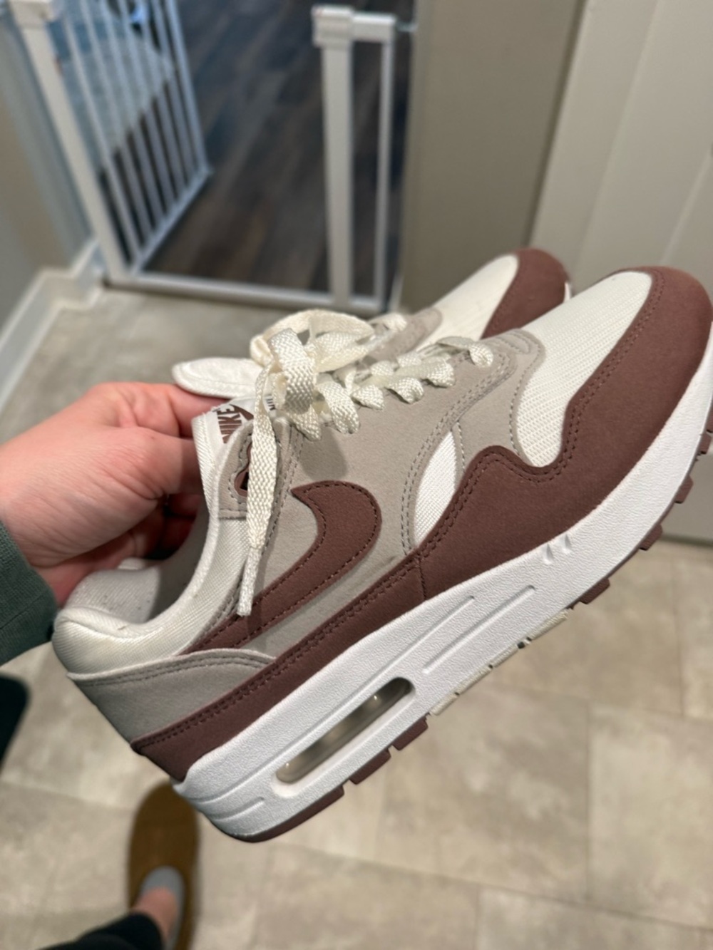 Nike Air Max low-top sneakers in cream and brown/maroon